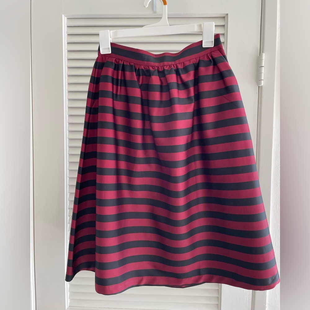 Mid length skirt with pockets